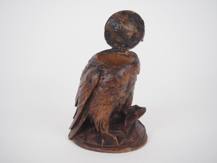 Sujet en bois sculpté, "hibou", formant boîte couverte. H. 14 cm.