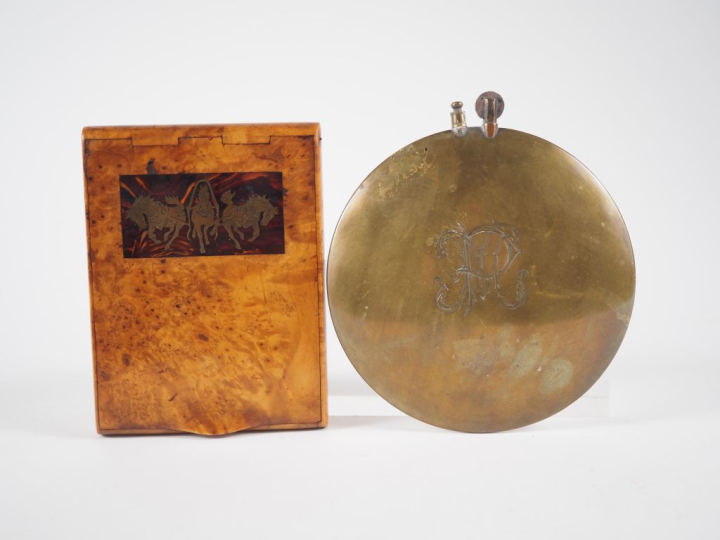 Etui à cigarette en loupe à décor en marqueterie de chevaux. Dim. 12 x
