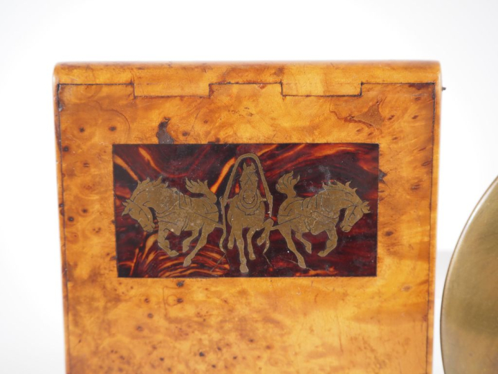 Etui à cigarette en loupe à décor en marqueterie de chevaux. Dim. 12 x