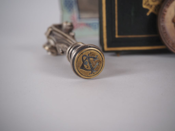 Ensemble d'objets de vitrine comprenant :  - Une boîte en loupe de for