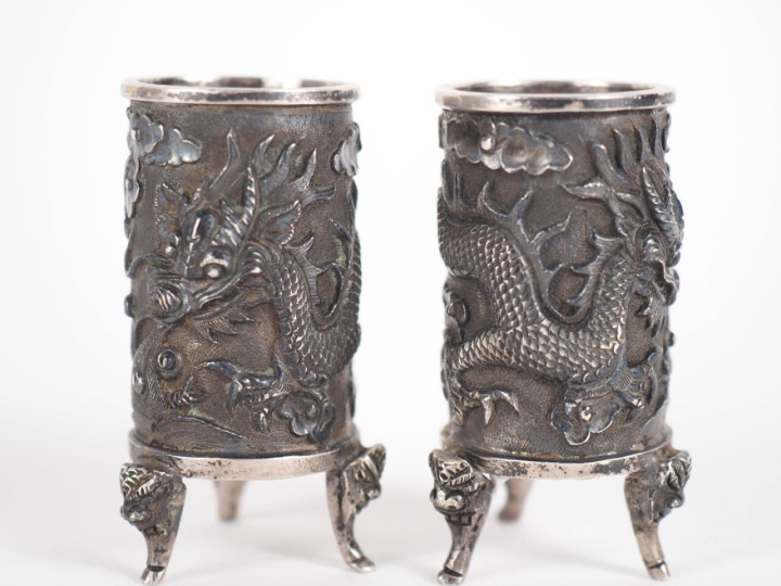 Paire de vases tripodes miniatures Extrême-orient en métal argenté à d