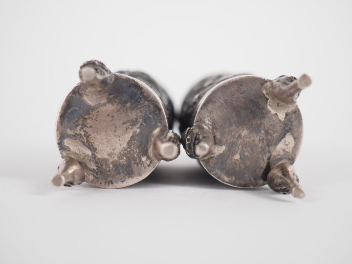 Paire de vases tripodes miniatures Extrême-orient en métal argenté à d