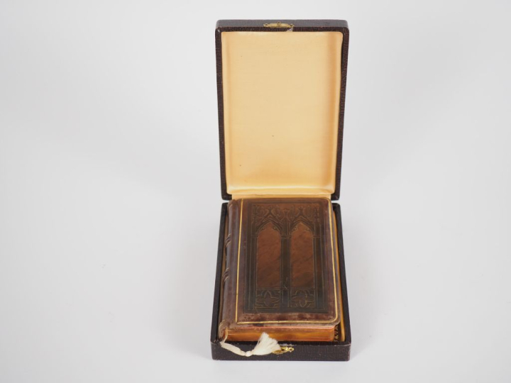Missel des sacrements, reliure cuir de style néo-gothique, dans son co