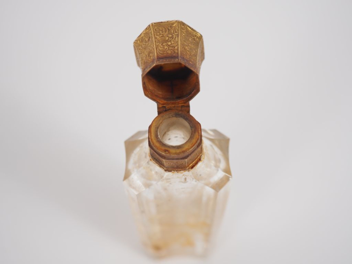 Missel des sacrements, reliure cuir de style néo-gothique, dans son co