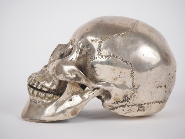 Memento Mori en bronze ou métal argenté. Dim. 12,5 x 20 x 10 cm.