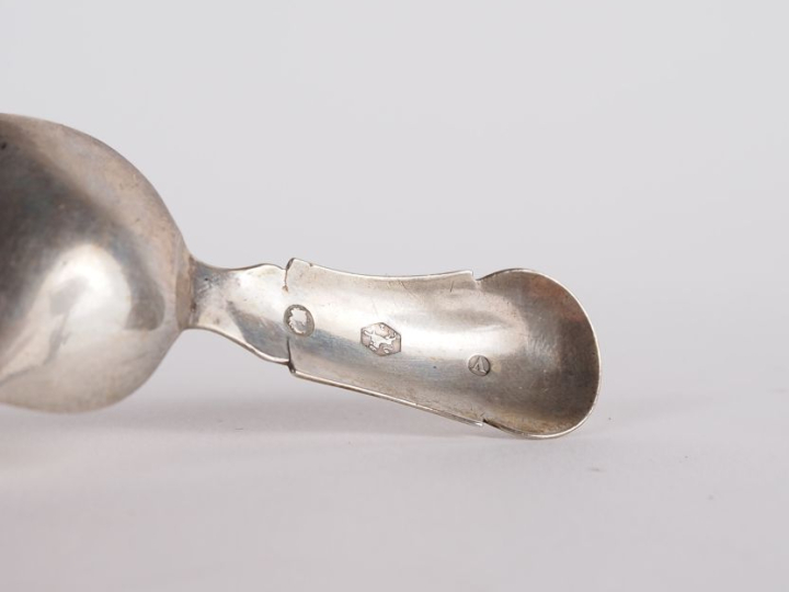 5 différentes cuillères à absinthes en argent étranger.  Poinçonnées. 
