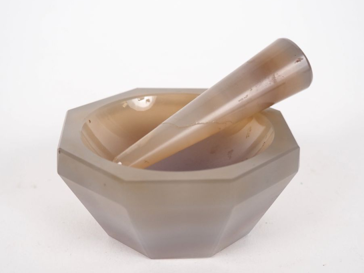 Mortier et son pilon miniature en agate céladon. Dim. 3,5 x 7 cm. (Pil