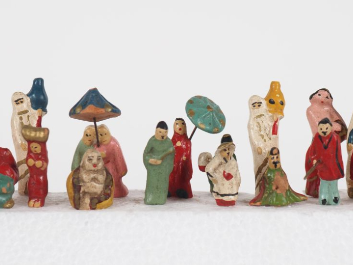 Ensemble 43 personnages miniatures de style extrême-orient en terre ve