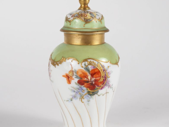 SEVRES (dans le goût de). Potiche couverte miniature en porcelaine pol