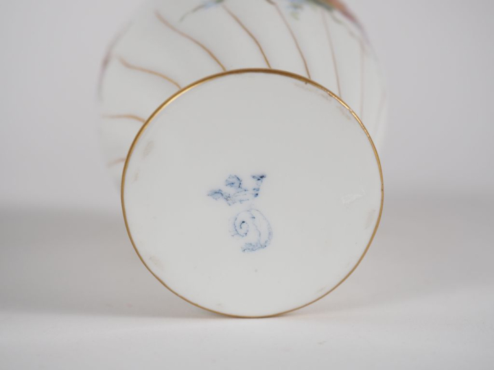 SEVRES (dans le goût de). Potiche couverte miniature en porcelaine pol