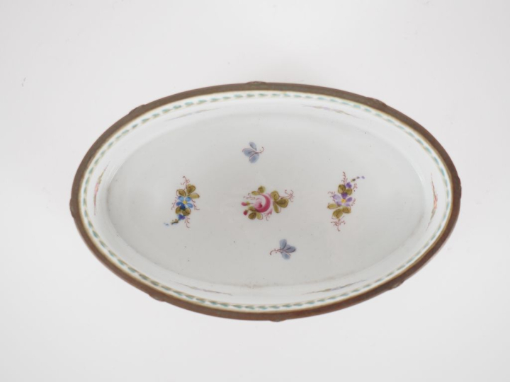SEVRES (dans le goût de). Petite jardinière en porcelaine à décor poly