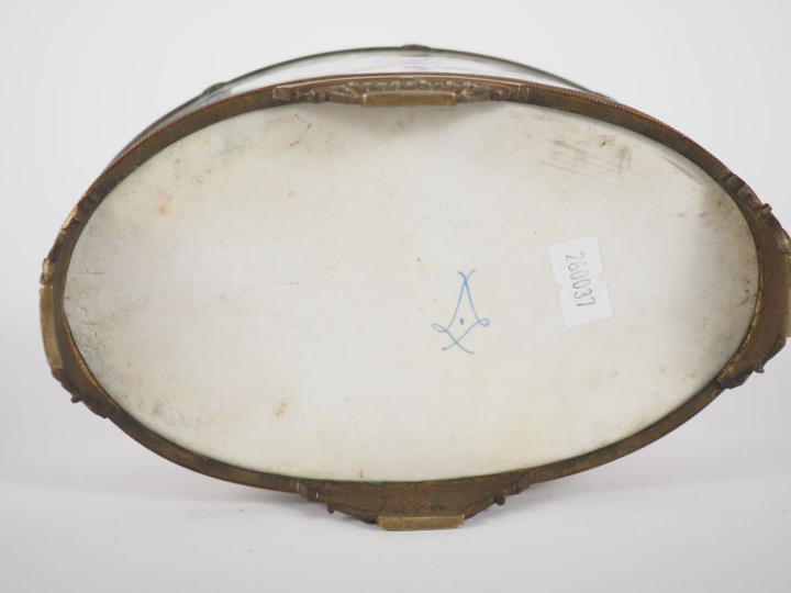 SEVRES (dans le goût de). Petite jardinière en porcelaine à décor poly
