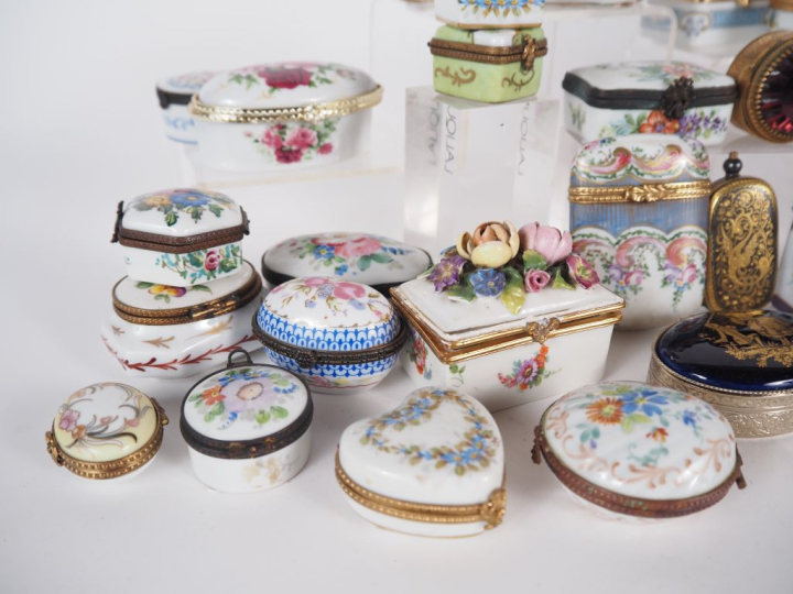 Collection de 43 boîtes à pilules en porcelaine polychrome et métal à 