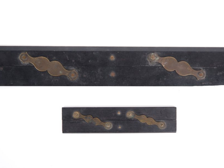 Deux instruments de mesure Napoléon III en bois noirci et laiton. L. 3