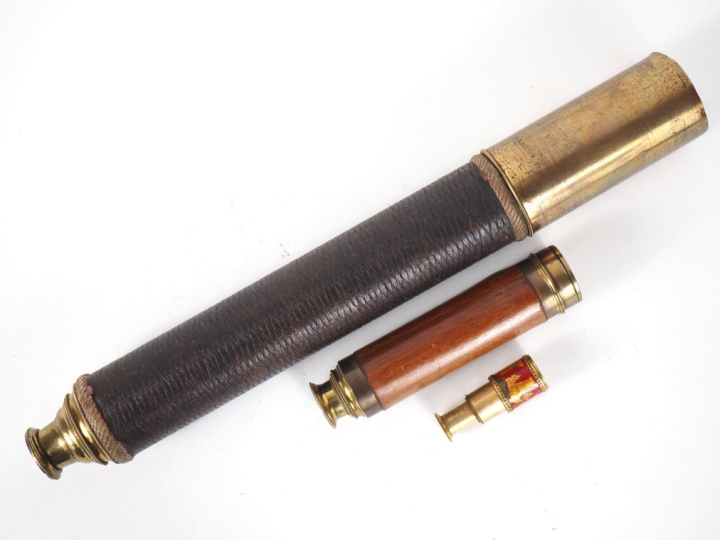 Trois différentes longue-vues en bois cuir et laiton. H. de 6 à 65 cm.