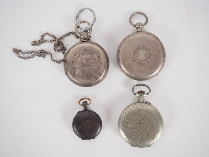 4 différentes montre de gousset, une en argent, cadrans émaillés. Diam