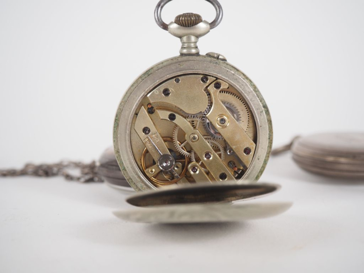 4 différentes montre de gousset, une en argent, cadrans émaillés. Diam
