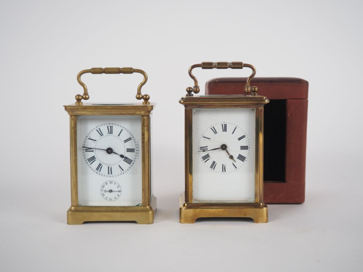 Deux différentes pendulettes d'officier, cadrans à chiffres romaines, 