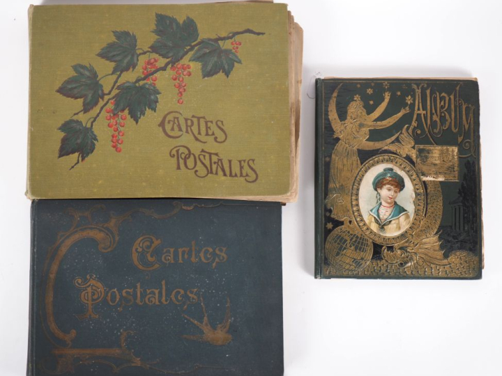 2 différents albums de cartes postales comprenant plus de 500 exemplai