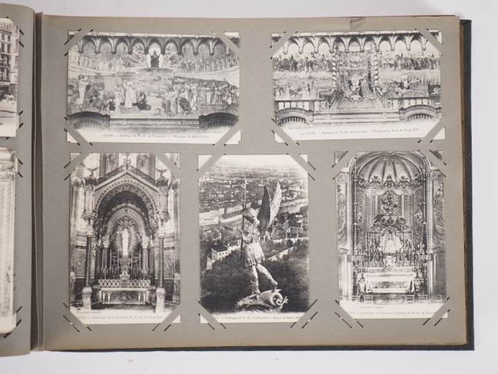 2 différents albums de cartes postales comprenant plus de 1000 exempla