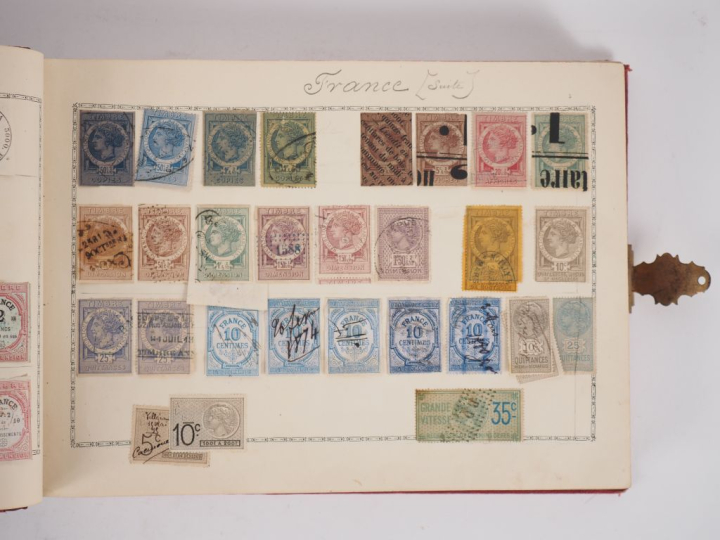 Album de timbres français et étrangers.