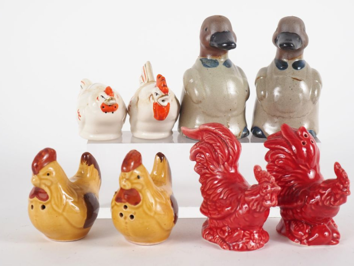 Quatre différentes paires de salières en céramique figurant des animau