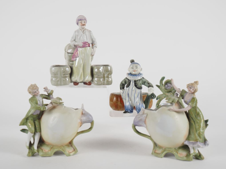 3 différentes sujets en porcelaine et biscuit polychrome : vide-poches