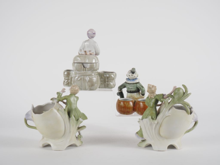 3 différentes sujets en porcelaine et biscuit polychrome : vide-poches