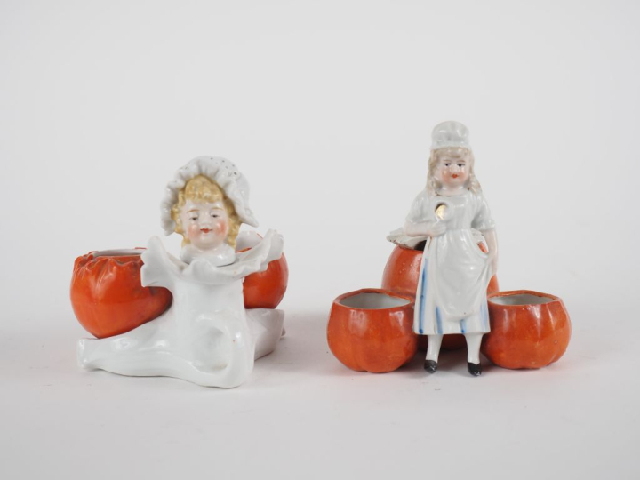 Paire de vide-poches en porcelaine figurant des jeunes filles aux citr
