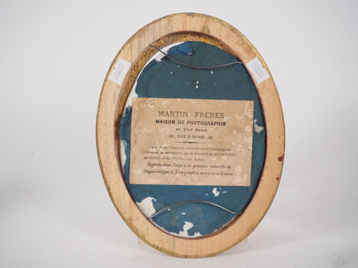 MARTIN. "Portrait de jeune femme". Plaque en céramique polychrome émai