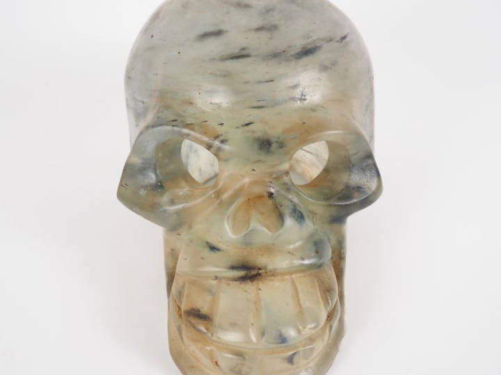 Ecole française Xxème. "Memento mori". Sujet en pâte de verre à l'imit