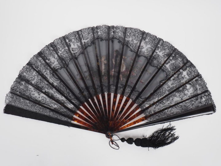 Eventail 1900 en dentelle peinte, "jeune femme à l'antique et Cupidon"
