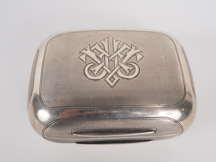 Boîte anglaise en argent 800 à décor d'un monograme. Signée Piccadilly