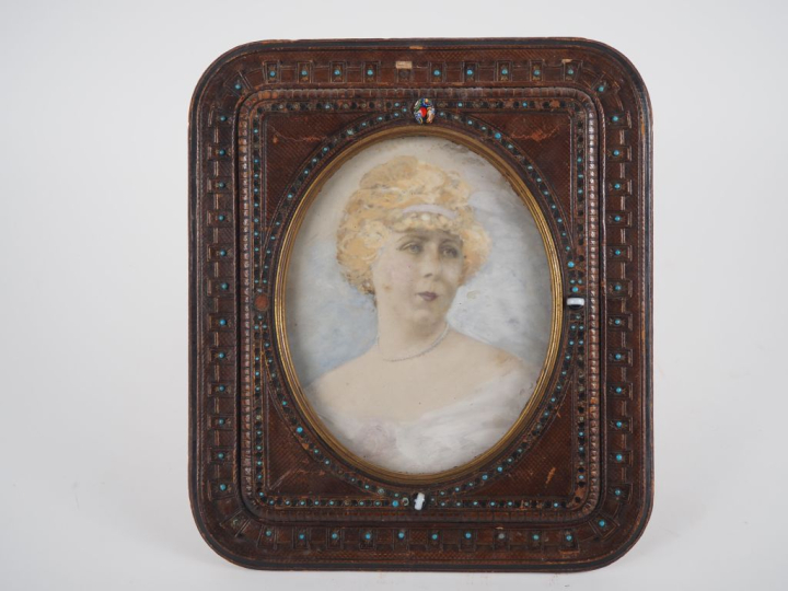 Ecole française début Xxème. "Portrait de dame". Huile sur carton dans