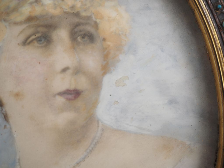 Ecole française début Xxème. "Portrait de dame". Huile sur carton dans