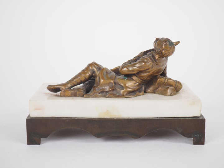Ecole française début Xxème. "Soldat blessé". Sujet en bronze, socle e