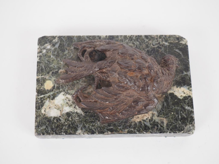 Ecole française début Xxème. "Soldat blessé". Sujet en bronze, socle e