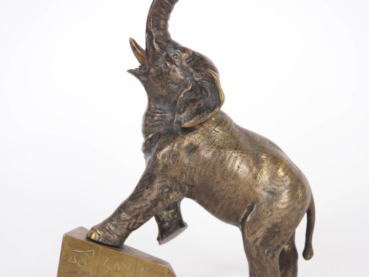 Ecole française XXème. "Eléphant écrasant un obélisque". H. 14,5 cm.