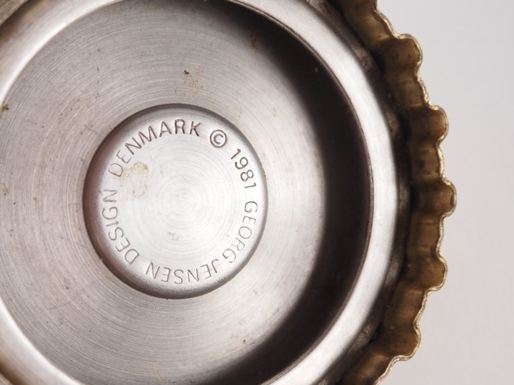 George JENSEN pour Design Denmark. Cendrier en métal en forme capsule 
