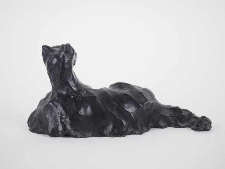 Henry ALBY. "Le chat". Sculpture en bronze à patine noire.  Signée et 