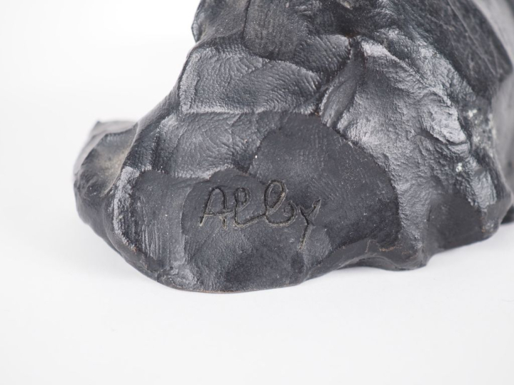 Henry ALBY. "Le chat". Sculpture en bronze à patine noire.  Signée et 