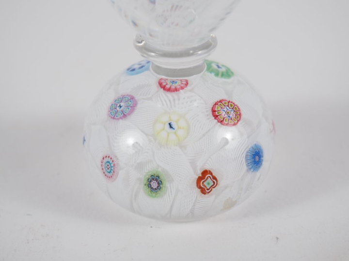 Flacon en verre de Murano à décor en intercalaire polychrome. H. 19 cm