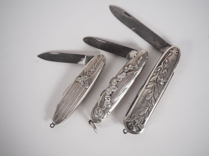 Trois différents canifs de style Art nouveau en argent. Signés MX. DIV