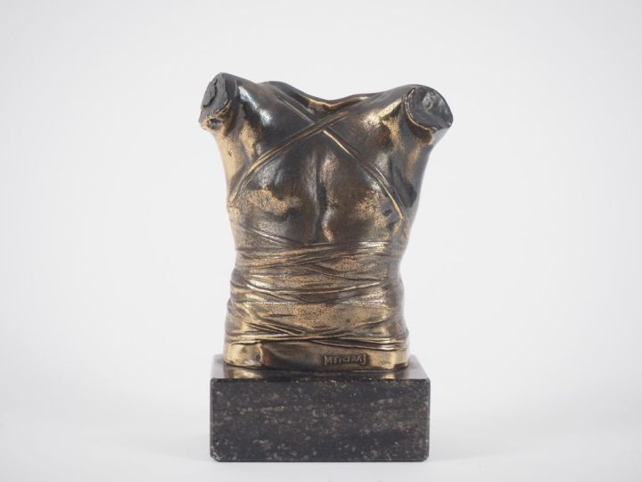 Igor MITORAJ. "Armour (cuirasse)" Sujet en bronze signé et numéroté. H