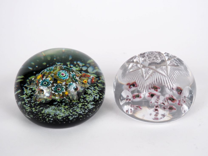 Deux différentes boules sulfure à décor intercalaire polychrome. Diam.