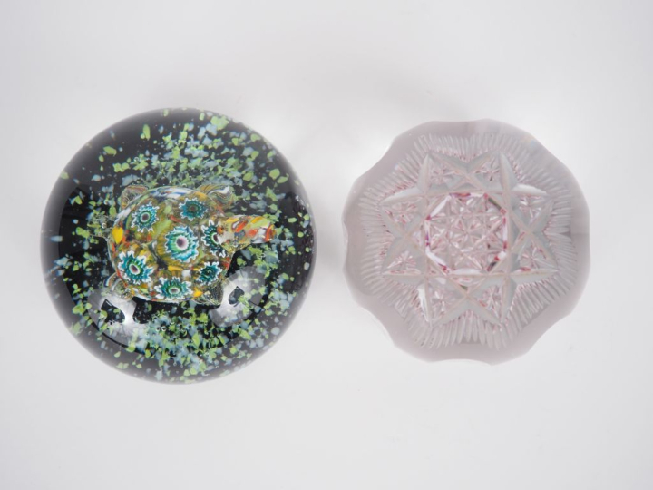 Deux différentes boules sulfure à décor intercalaire polychrome. Diam.