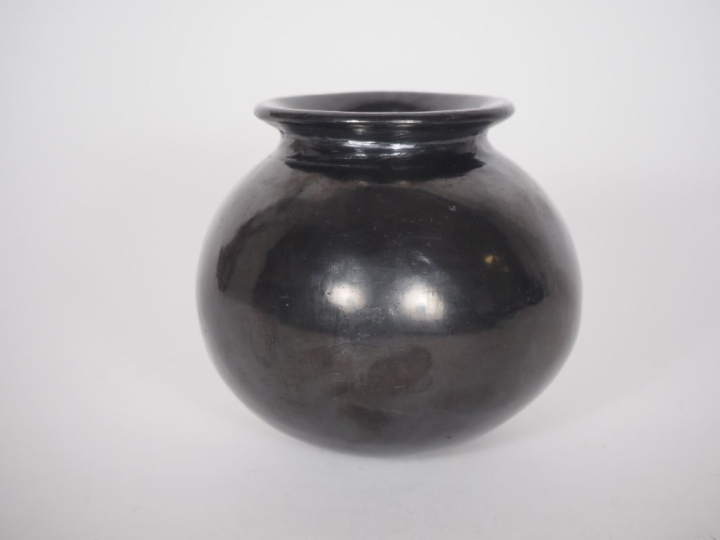 DONA ROSA. Vase en céramique noire. Signée. H. 12 cm.