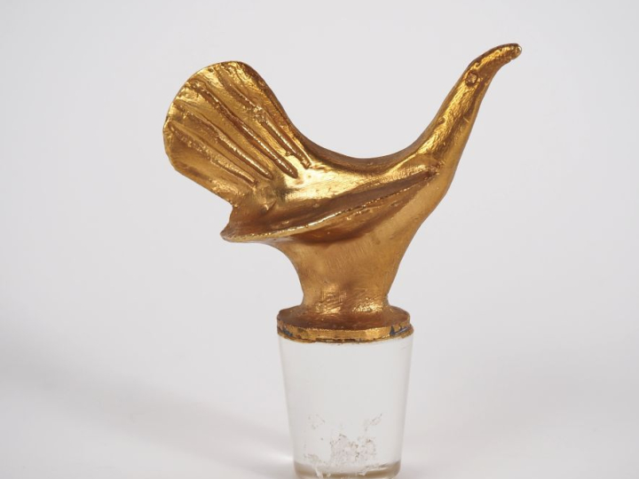 Pierre CASENOVE. Bouchon de carafe en verre et bronze, prise à décor d