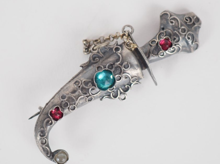 Broche indienne en argent bas-titre figurant un poignard miniature. L.