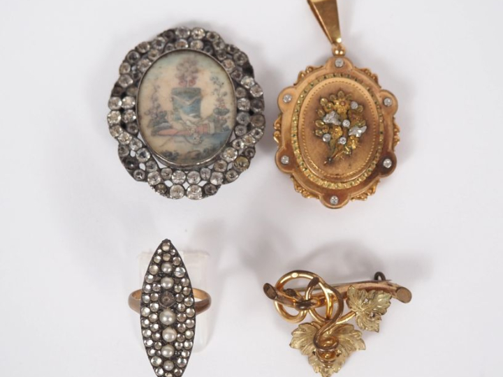 Ensemble de bijoux fantaisie anciens comprenant :  - Un pendentif port